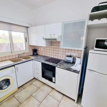 Sunnyside Pool Айя-Напа